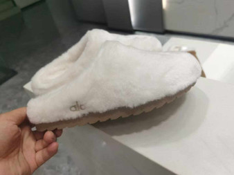 Women's a.l.o fuzzy clogs pre-order / turnaround time 2-4 weeks