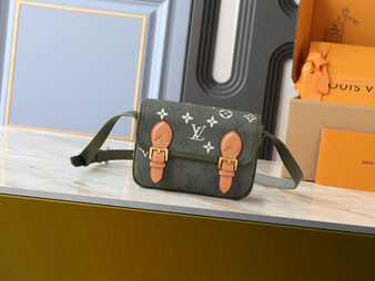 Designer handbag pre-order / 1:1 quality / Turnaround time 2-4 weeks / Size: 15 x 6 x 19.5-1761424297