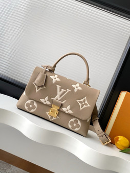 Designer handbag pre-order / Master quality / turnaround time 2-4 weeks / size 30*19*11cm