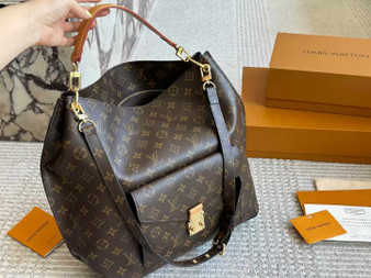 Designer handbag pre-order  / 1:1 quality  / Turnaround time 2-4 weeks / size 31*34cm