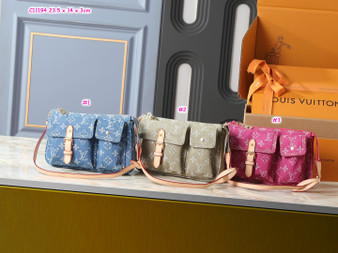 Designer handbag pre-order / Size: 23.5*14*3 cm / 1:1 quality / Turnaround time 2-4 weeks