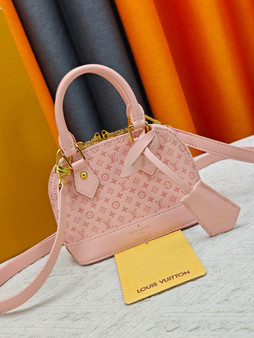 Designer handbag pre-order / 1:1 quality / Size 18*12cm / Turnaround time 2-4 weeks 