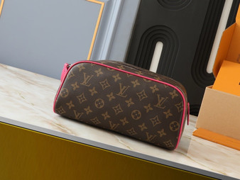 Designer cosmetic pouch pre-order / Size 28*15*16cm / 1:1 quality / Turnaround time 2-4 weeks 
