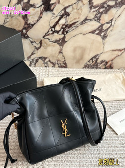 Designer handbag pre-order / Size 26*21 cm / Turnaround time 2-4 weeks /