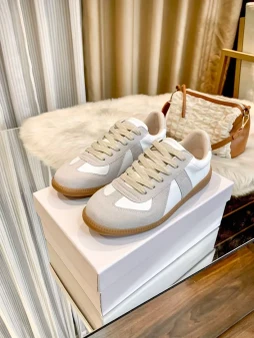 Ready to ship sneakers/ 1:1 quality /  size EU 40 (Women's 9)