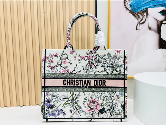 Designer handbag pre-order  / 1:1 quality / available in 3 sizes / turnaround time 2-4 weeks / pc#1