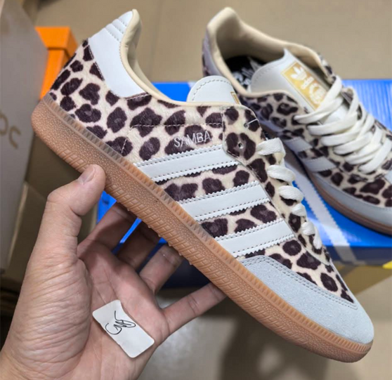 Designer sneakers pre-order / 1:1 quality / turnaround time 2-4 weeks / See size chart for conversion