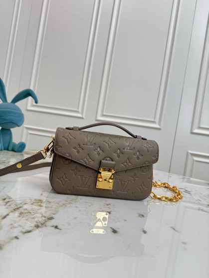 Designer handbag pre-order / Master quality / turnaround time 2-4 weeks / size 21.5*13.5*6cm