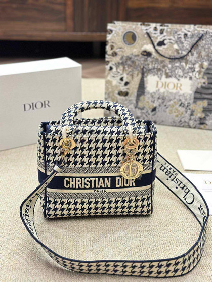 Designer handbag pre-order / mirror quality / turnaround time 2-4 weeks / size: 24 cm-1761422659