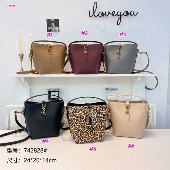 BOGO 1/2 OFF ** Designer Handbag Pre-Order / A4 quality / Turnaround time 3-4 / Size: 24 * 20 cm -