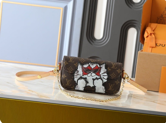 Designer handbag pre-order / 1:1 quality / Turnaround time 2-4 weeks / Size: 23 x 12 x 4 cm