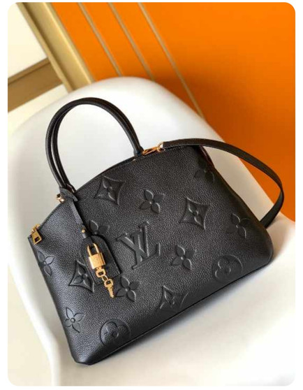 Designer handbag pre-order / Master quality / Turnaround time 2-4 weeks / Two sizes available