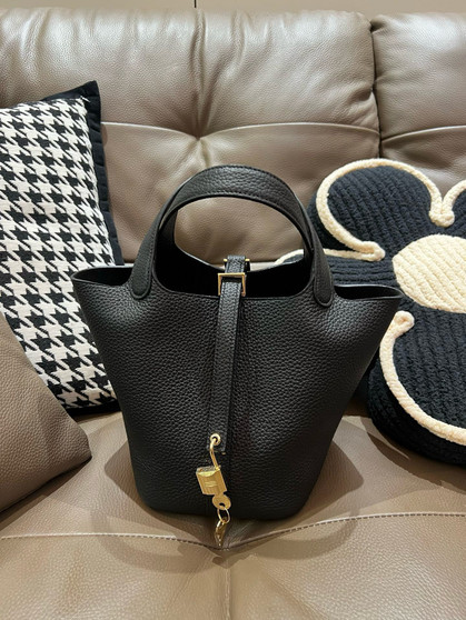 Designer handbag pre-order  / Master quality / Turnaround time 2-4 weeks / Size 18 cm