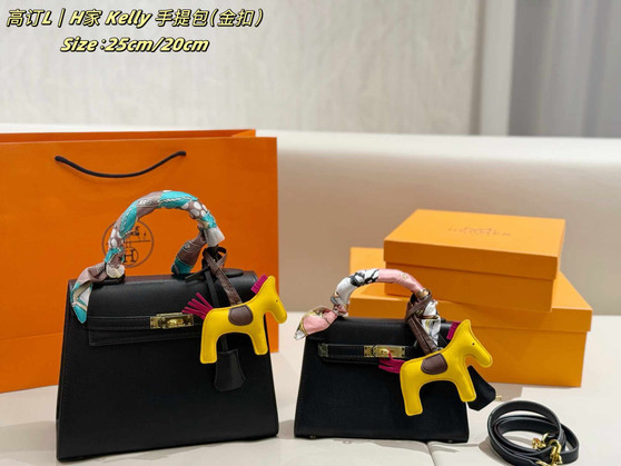 Designer handbag pre-order / 1:1 quality / two sizes available / turnaround time 2-4 weeks / code 23523