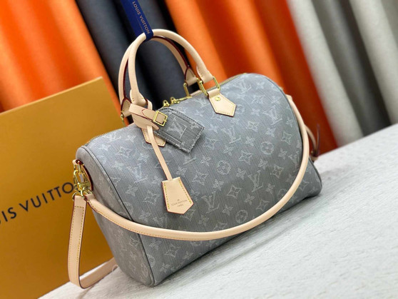 Designer handbag pre-order  / size 30*21*17cm / 1:1 quality / Turnaround time 2-4 weeks