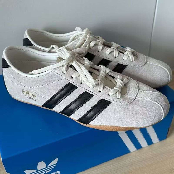 Adida* sneakers * pre-order  / 1:1 quality / turnaround time 2-4 weeks / code 97