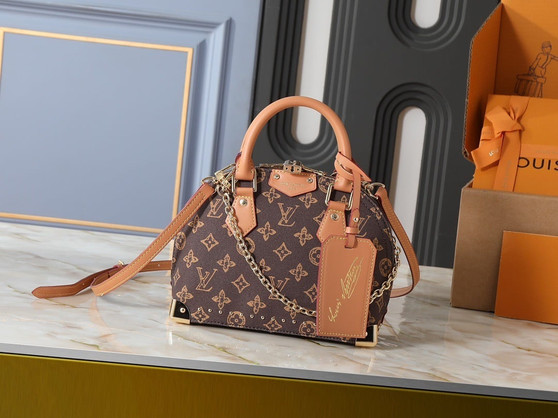 Designer handbag pre-order  / size 22*19*11cm  / 1:1 quality / turnaround time 2-4 weeks 