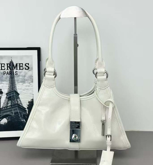 Designer handbag pre-order / size 32*22*13cm / 1:1 quality / Turnaround time 2--4 weeks