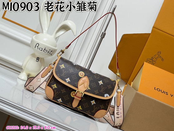 Designer handbag pre-order / Turnaround time 2-4 weeks / 1:1 quality / Size: 24*15 cm