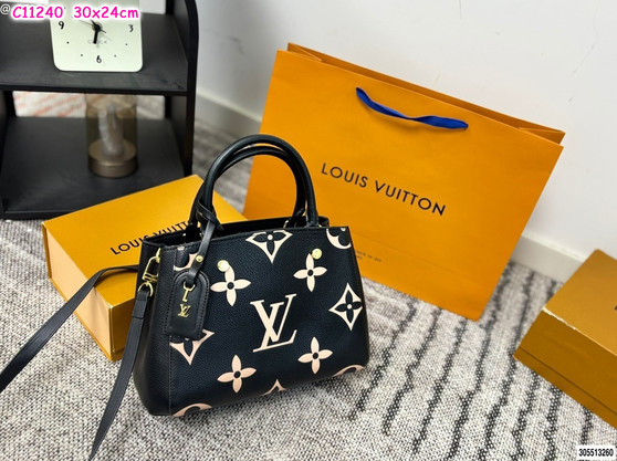 Designer handbag pre-order / Size: 30 * 24 cm / 1:1 quality / Turnaround time 2-4 weeks