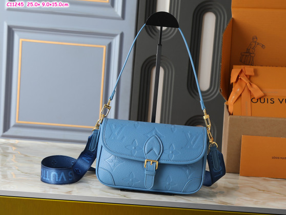 Designer handbag pre-order / Size: 25 * 9 * 15 cm / 1:1 quality / Turnaround time 2-4 weeks