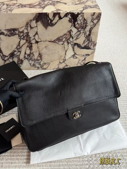 Designer handbag pre-order / Mirror quality / Size 38 cm /Turnaround time 2 to 4 weeks 