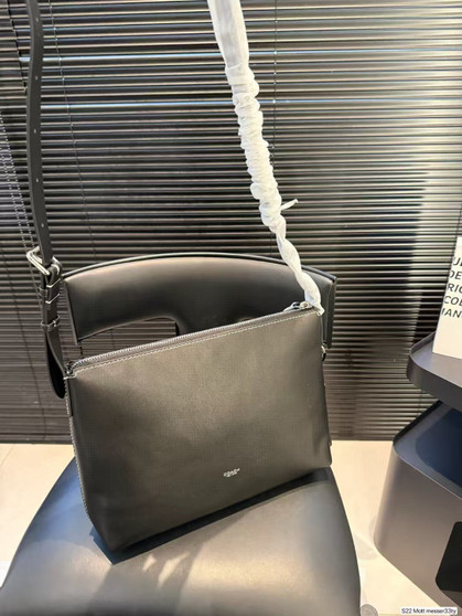 Designer handbag pre-order / 1:1 quality / Size 33*25cm / Turnaround time 2 to 4 weeks 