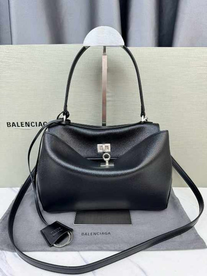 Designer handbag pre-order / Mirror Quality / Multiple Sizes Available / Turnaround time 2-4 weeks / Product#r0342