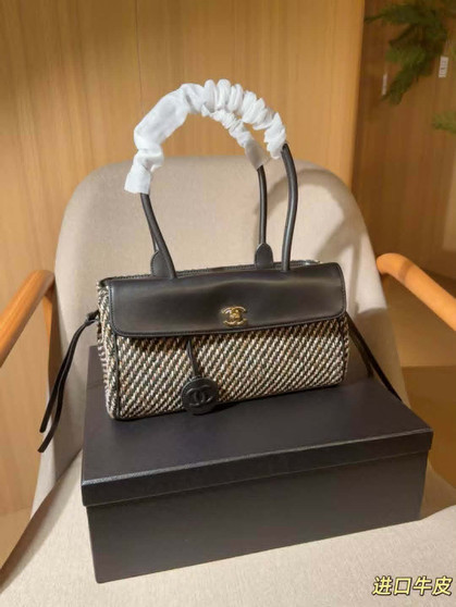 Designer handbag pre-order / Size 31*16cm / Turnaround time 2-4 weeks /