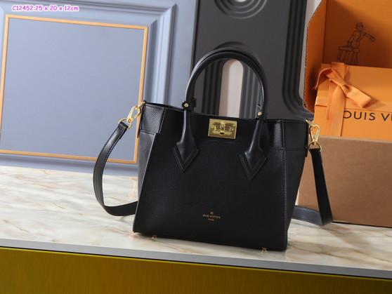 Designer handbag pre-order / 1:1 quality / Size 25*20 cm / Turnaround time 2-4 weeks