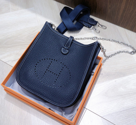 Designer handbag pre-order / 1:1 quality / Size 17*19cm / turnaround time 2-4 weeks