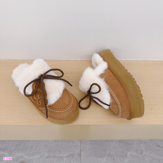 U.G.G clogs pre-order / o.n.e-o.n.e quality / Turnaround time 2-4 weeks