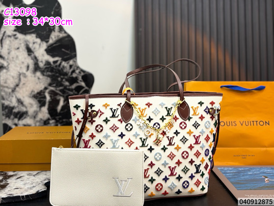 D.esigner h.andbag pre-order / o.n.e - o.n.e q.uality / Size 34 * 30 cm / Turnaround time 2-4 weeks