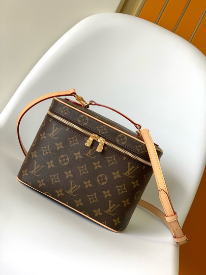 D.esigner H.andbag pre-order / M.a.s.t.e.r q.uality / Size 24*14cm / Turnaround time 2-4 weeks