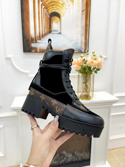 Designer boots pre-order  / mirror quality  / turnaround time 2-4 weeks /