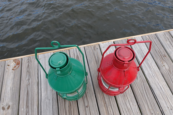 red & green nautical ship lights