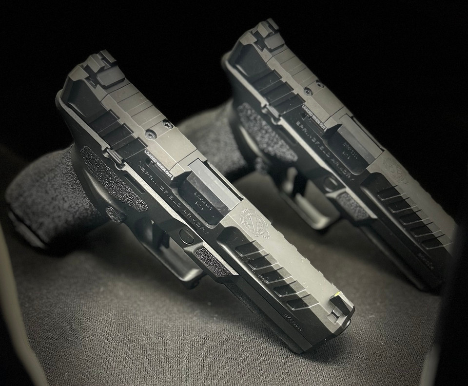 Springfield Armory Echelon™ 4.5" 9mm handgun – modular, optics-ready, fully ambidextrous pistol with tritium U-Dot™ sights. Includes two magazines, 10-round capacity, and a 4.5" Melonite® barrel