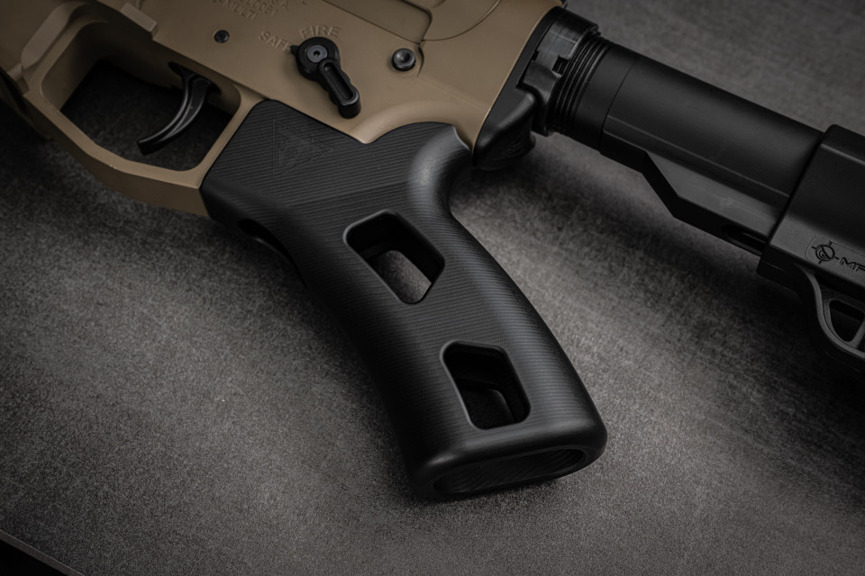California compliant AR-15 featureless grip by Juggernaut Tactical. Includes billet end plate for improved comfort and control.