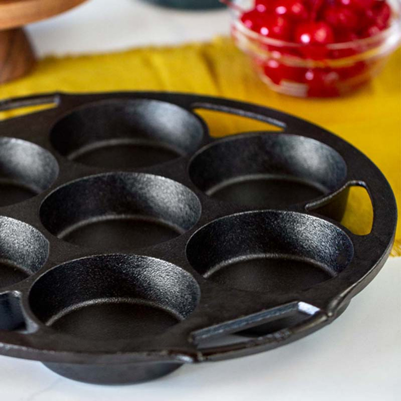 Lodge Cast Iron Mini Cake Pan, Pre-seasoned and Made in USA, Makes 6 Small  Cakes