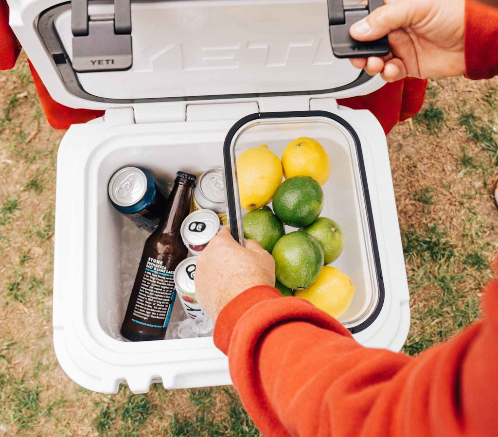 YETI ローディ24 &amp; 専用バスケット Amazon.co.jp: YETI Roadie 24とYeti Roadie32対応のクーラー
