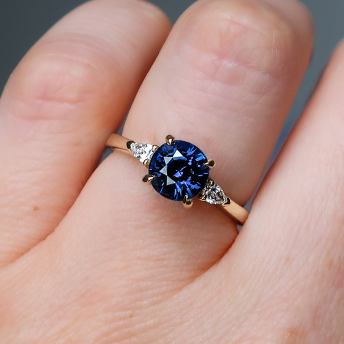 Faye - 1.95ct Round Blue Sapphire Engagement Ring - 18K Yellow Gold [S811-FAYEM-NVST3215]