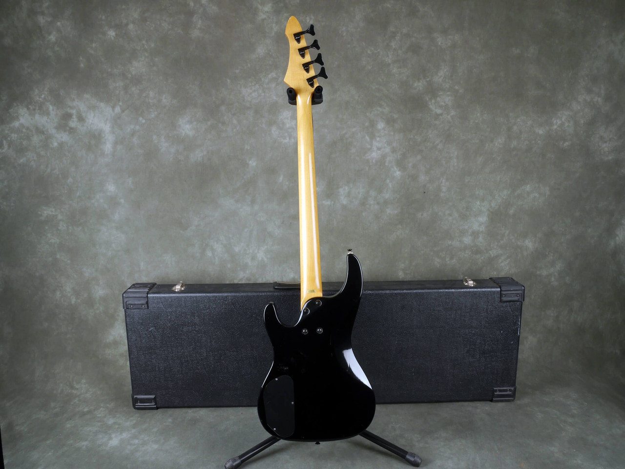 Aria Pro ll Magna Series Bass - Black w/Hard Case - 2nd Hand