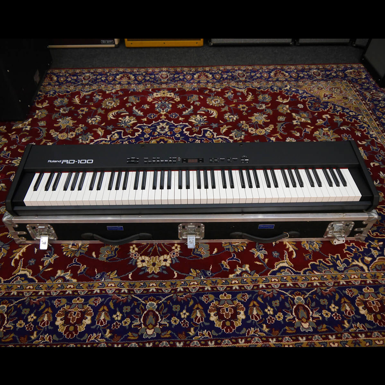Roland RD100 Electric Piano w/Flight Case 2nd Hand **COLLECTION ONLY**