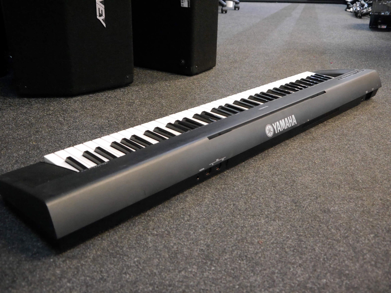 YAMAHA Portable grand NP-30 (4点セット) Yamaha NP-30 Portable Piano w/Power Supply - 2nd Hand