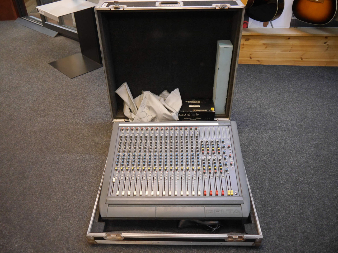 Soundcraft Delta 200 16 Channel Mixer w/Case - 2nd Hand 