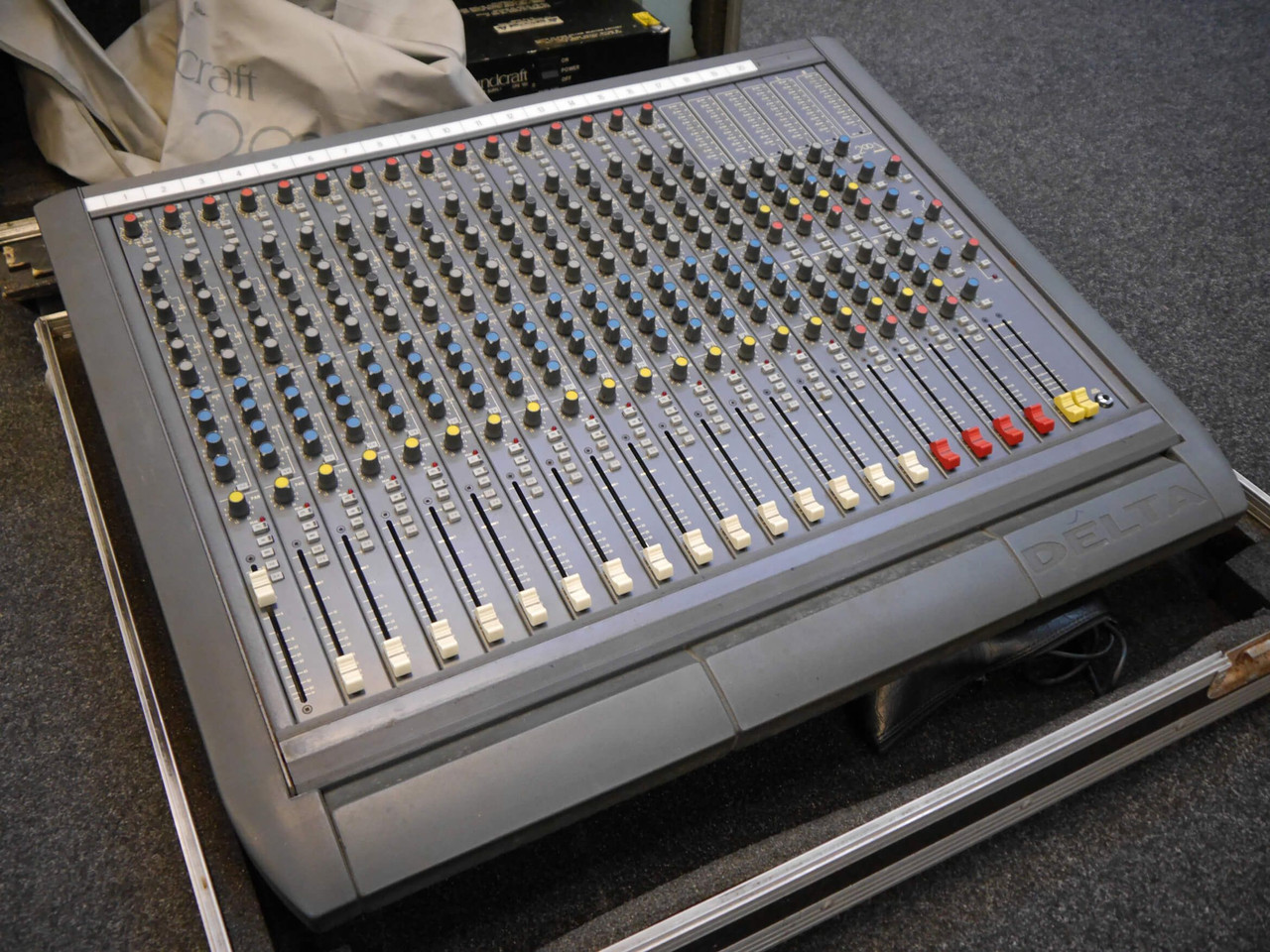 Soundcraft Delta 200 16 Channel Mixer w/Case - 2nd Hand