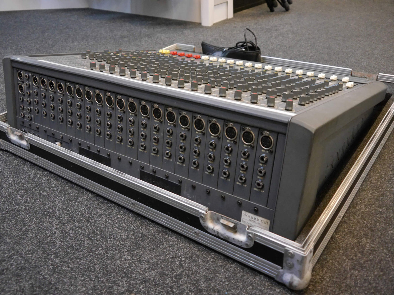 Soundcraft Delta 200 16 Channel Mixer w/Case - 2nd Hand 