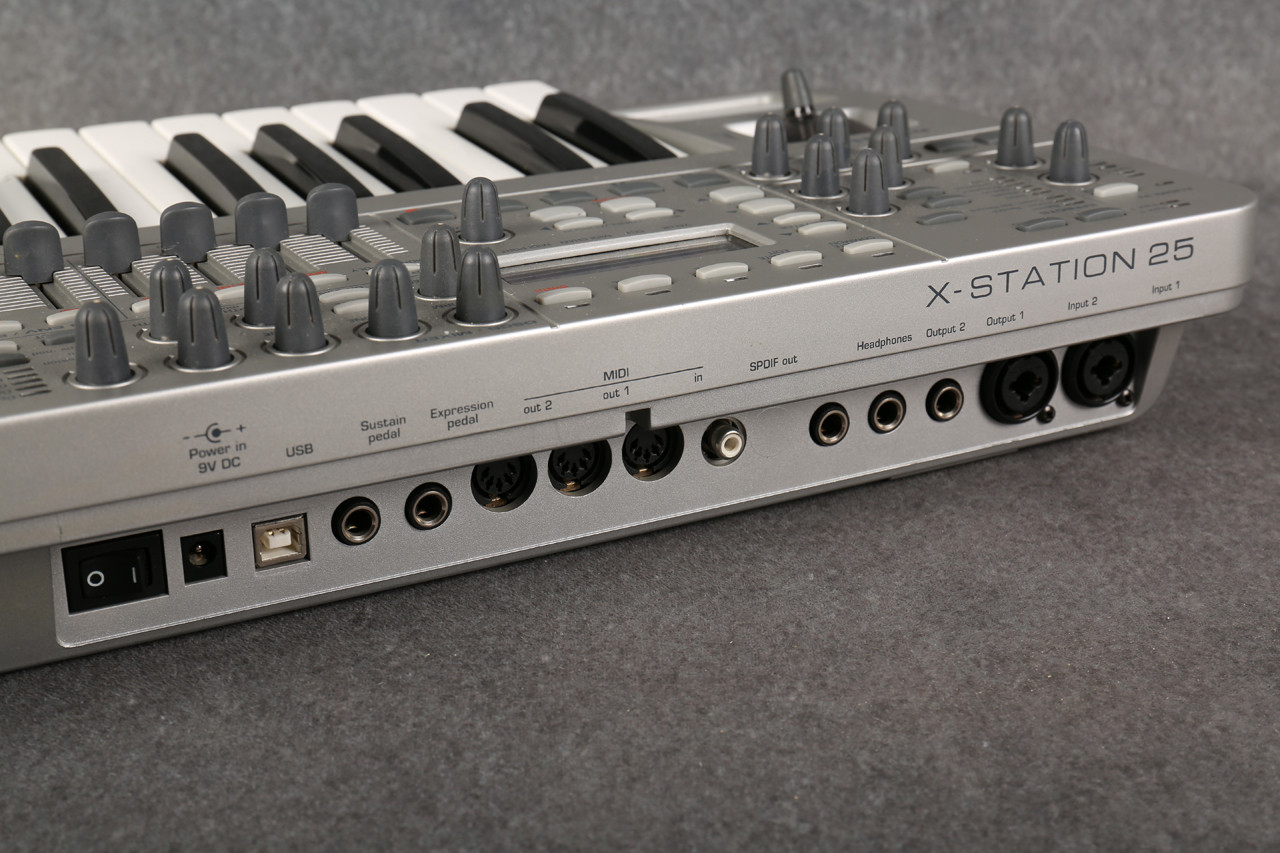 novation X-STATION 25 高価