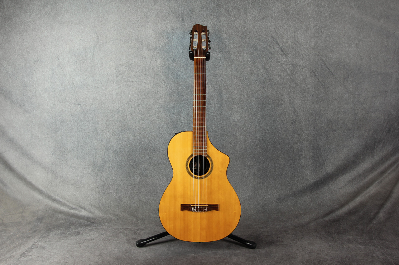 Line 6 Variax 300 Nylon Acoustic 2nd Hand | Rich Tone Music