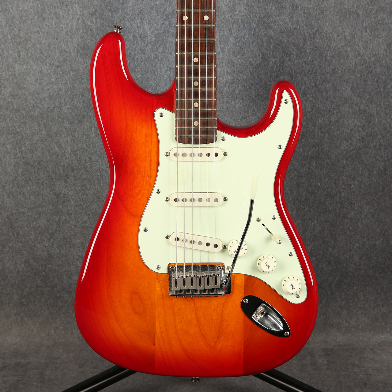 ギター Squier Standard Series Stratocaster Squier Standard Series Stratocaster Cherry Sunburst 2nd Hand